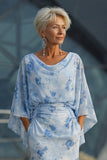 Vestido de madre de la novia con funda azul claro y mangas acampanadas