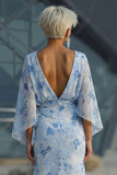 Vestido de madre de la novia con funda azul claro y mangas acampanadas