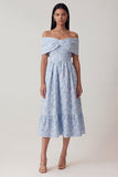 Corsé azul Jacquard de hombros descubiertos Un vestido midi de línea con volantes