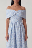 Corsé azul Jacquard de hombros descubiertos Un vestido midi de línea con volantes