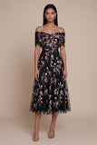 Vestido midi de tul con líneas de hombros descubiertos en negro