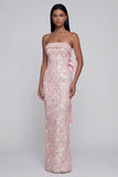 Vestido midi sin tirantes rosa con moño aplicado y abertura trasera