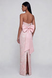 Vestido midi sin tirantes rosa con moño aplicado y abertura trasera