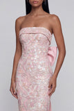 Vestido midi sin tirantes rosa con moño aplicado y abertura trasera