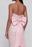 Vestido midi sin tirantes rosa con moño aplicado y abertura trasera
