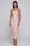 Vestido midi rosa brillante, sin tirantes con aplique y funda con moño
