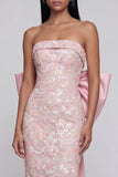Vestido midi rosa brillante, sin tirantes con aplique y funda con moño