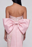 Vestido midi rosa brillante, sin tirantes con aplique y funda con moño