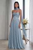 Vestido formal largo plisado y con cinta azul celeste sin tirantes