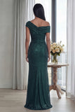 Vestido formal largo y arrugado de color verde oscuro, de hombros descubiertos y cierre trasero