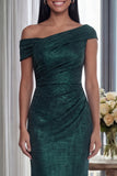 Vestido formal largo y arrugado de color verde oscuro, de hombros descubiertos y cierre trasero