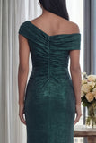 Vestido formal largo y arrugado de color verde oscuro, de hombros descubiertos y cierre trasero