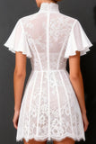 Vestido de novia corto blanco de cuello alto con mangas aleteadas
