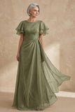 Un vestido de Madre de la Novia con escote barco de salvia polvoriento y mangas con volantes