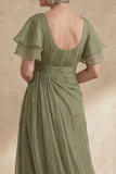Un vestido de Madre de la Novia con escote barco de salvia polvoriento y mangas con volantes