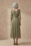 Un vestido midi de madre de la novia de línea polvoriento salvia de escote en V
