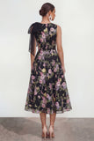 Un vestido midi multifloral con lazo estampado en línea y bolsillos