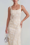 Corsé transparente lila con escote cuadrado y vestido midi floral con encaje en la espalda