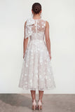 Vestido midi rosa floral con arco y cuello redondo, bolsillos