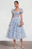 Vestido midi azul floral tipo línea A con encaje en la espalda y mangas abullonadas