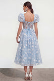 Vestido midi azul floral tipo línea A con encaje en la espalda y mangas abullonadas