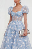Vestido midi azul floral tipo línea A con encaje en la espalda y mangas abullonadas
