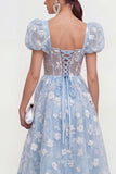 Vestido midi azul floral tipo línea A con encaje en la espalda y mangas abullonadas