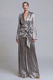 Trajes de solapa de solapa gris de dos piezas con pañuelo gris y lazo