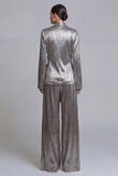 Trajes de solapa de solapa gris de dos piezas con pañuelo gris y lazo