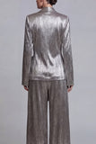 Trajes de solapa de solapa gris de dos piezas con pañuelo gris y lazo