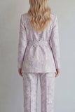 Traje de baile de graduación floral lila de dos piezas, solapa de pico y pierna ancha con cinturón