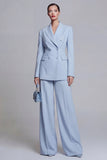 Trajes azules de dos piezas, pierna ancha y pico cruzado, con solapa de pico