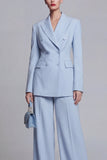 Trajes azules de dos piezas, pierna ancha y pico cruzado, con solapa de pico