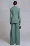 Trajes azules de dos piezas, pierna ancha y pico cruzado, con solapa de pico