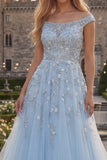 Corsé azul descubierto con cuentas y un vestido largo de graduación de tul con apliques