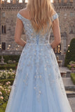 Corsé azul descubierto con cuentas y un vestido largo de graduación de tul con apliques