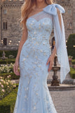 Vestido de graduación azul brillante de un solo hombro con tul con cuentas y sirena con lazo