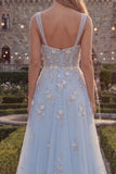 Vestido largo de graduación azul brillante de tirantes finos con cuentas y tul con apliques