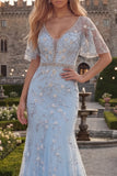 Vestido de graduación de tul largo con cuello en V y cuenta con sirena azul brillante y aplicables