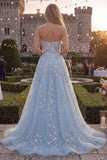 Vestido de baile largo de tul azul brillante sin tirantes con cuentas y apliques