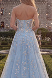 Vestido de baile largo de tul azul brillante sin tirantes con cuentas y apliques