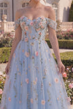 Vestido largo de graduación de tul azul con línea A y hombros descubiertos, corsé floral con aplicaciones y flores 3D