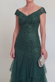 Vestido largo de madre de la novia con escote en V y tul verde oscuro con volantes y mangas