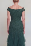 Vestido largo de madre de la novia con escote en V y tul verde oscuro con volantes y mangas