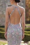 Vestido largo de graduación con escote halter de tul y tul de flores plateadas con una flor 3D