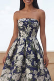 Vestido largo de invitado de novia de flores de naciso azul en línea A, tirantes y estampado de flores,