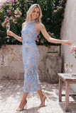 Vestido de invitado largo de boda con cuello halter de encaje azul con corte largo y abertura