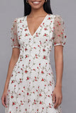 Vestido midi floral blanco rosa de tul en pico con escote en V y manga corta
