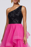 Vestido formal fucsia y negro de lentejuelas de un solo hombro con volantes