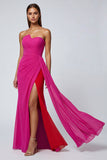 Vestido formal largo de tul sin tirantes de sirena fucsia con fajilla